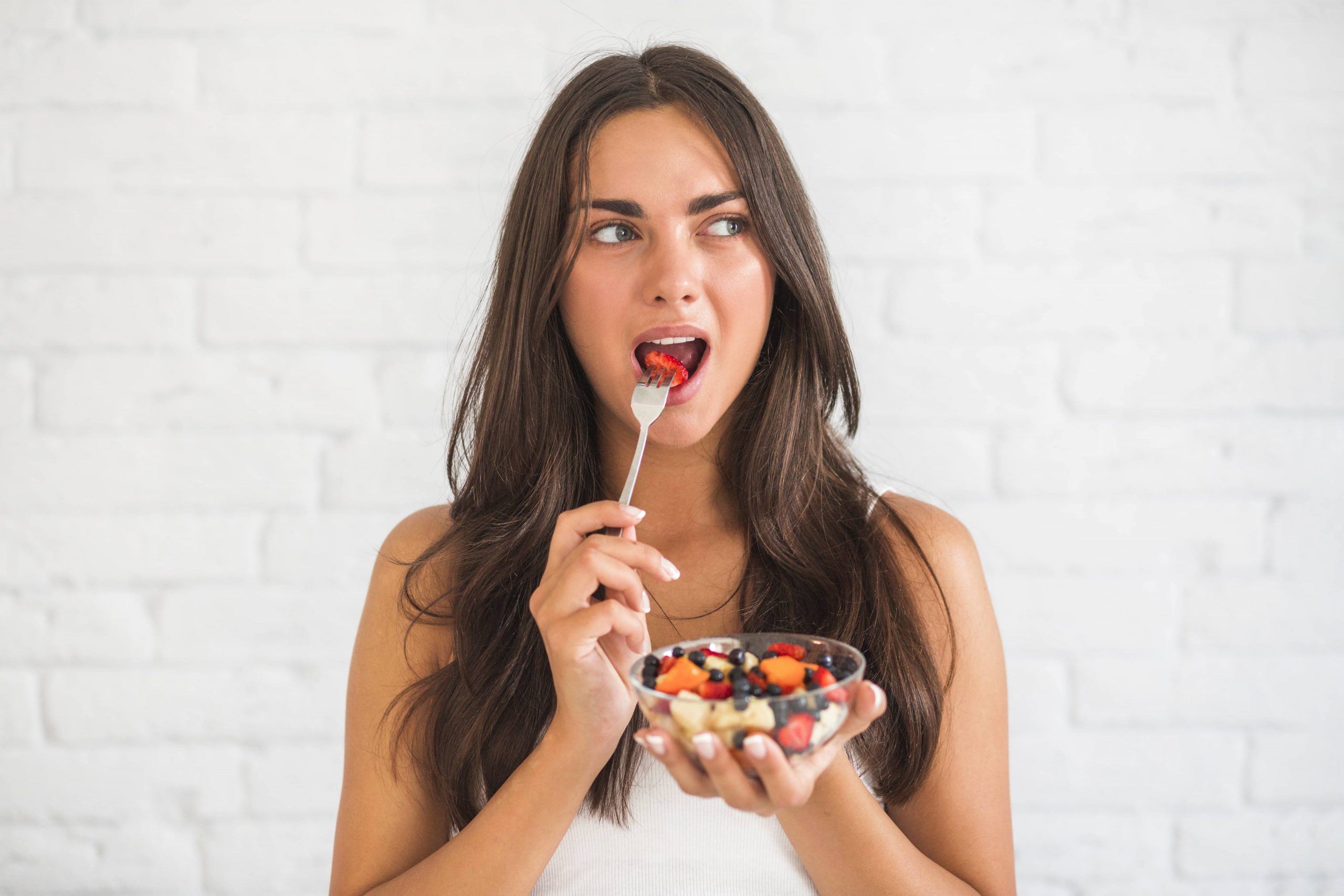 woman eating fruits